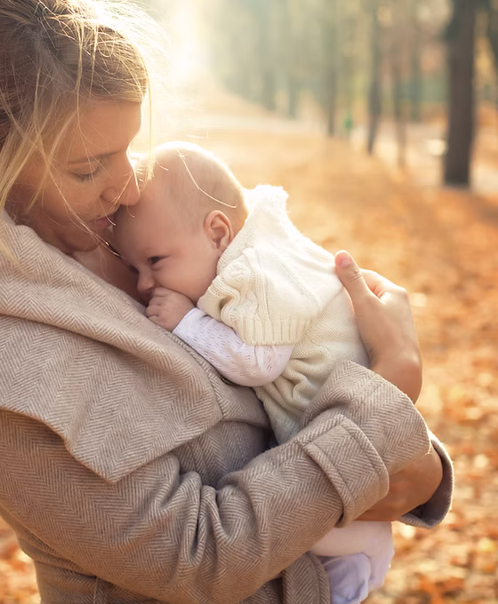 Mutter mit Baby im Herbst